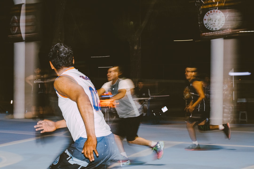 Jak prawidłowo wykonać rzut oszczepem - technika dla początkujących