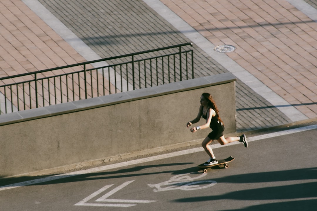 Jakie cechy wyróżniają chód sportowy od zwykłego chodzenia